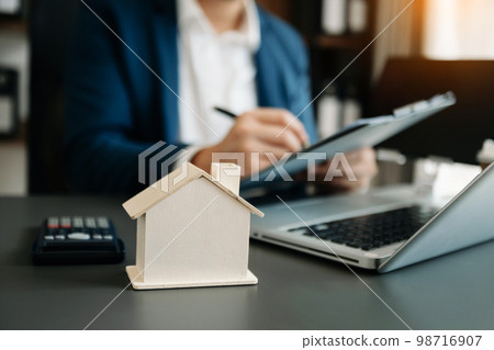 Salesman Hands On House Model , Small Toy House Small Mortgage Property insurance and concepts real estate. Salesman Hands On House Model , Small Toy House Small Mortgage Property insurance and concepts real estate. 98716907