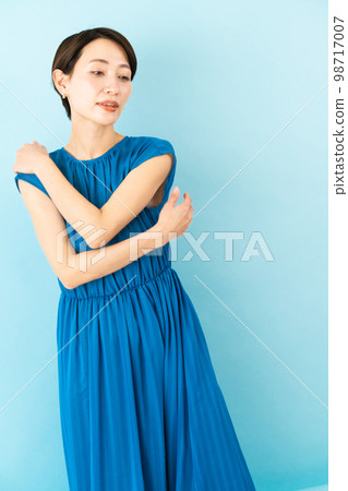 A young woman wearing a dress Fashion image 98717007