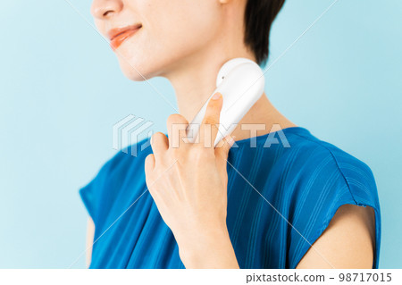 使用面部設備的年輕女性美容形象 使用面部設備的年輕女性美容形象 98717015