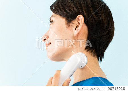 使用面部設備的年輕女性美容形象 98717018