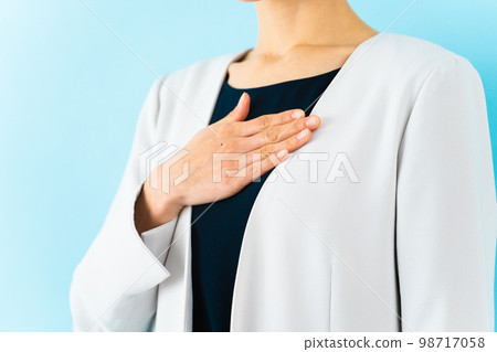 穿著西裝的年輕女子 商業形象 98717058