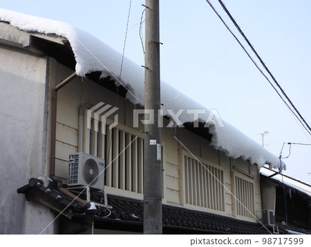 雪掛在屋頂上 雪掛在屋頂上 98717599