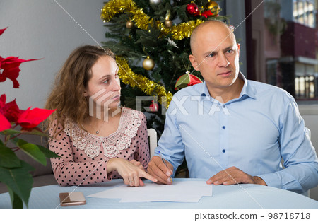 Family conflict in the New Year holidays 98718718