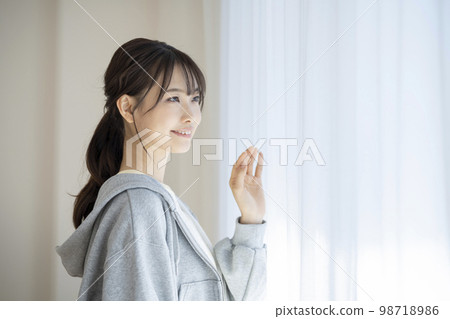 站在窗邊的年輕女子肖像 98718986