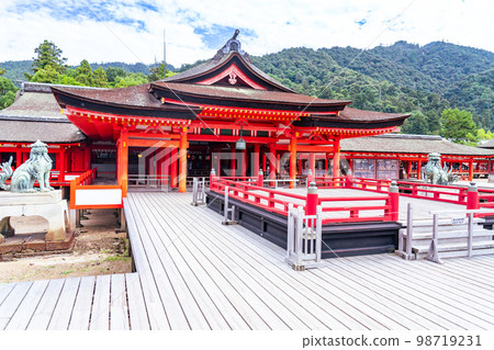 [World Heritage Itsukushima Shrine] [Akikuni Ichinomiya] Hirabutai at low tide, Gohonsha Haraeden and Mt. Misen 5, Hatsukaichi City, Hiroshima Prefecture 98719231
