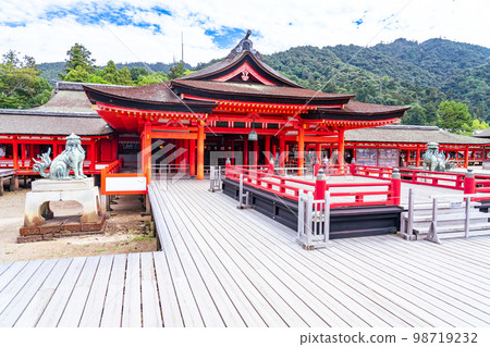 [World Heritage Itsukushima Shrine] [Akikuni Ichinomiya] Hirabutai at low tide, Gohonsha Haraeden and Mt. Misen 2, Hatsukaichi City, Hiroshima Prefecture 98719232