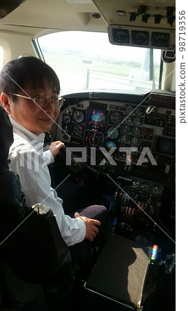 感覺像駕駛艙裡的飛行員 感覺像駕駛艙裡的飛行員 98719356