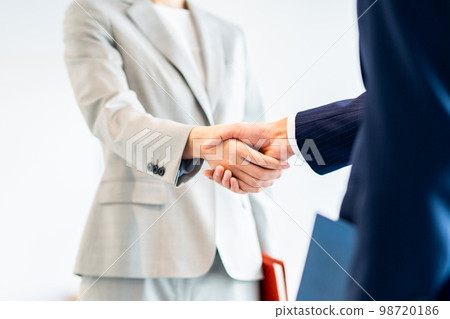 Handshake Filming cooperation "LINK FOREST" 98720186