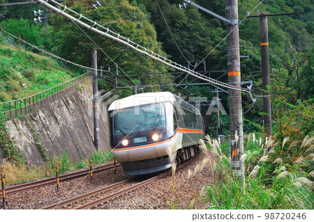 在長野縣木曾郡上松町的中央本線,全景特快列車“信濃號”以全景綠色車廂為首。 在長野縣木曾郡上松町的中央本線,全景特快列車“信濃號”以全景綠色車廂為首。 98720246