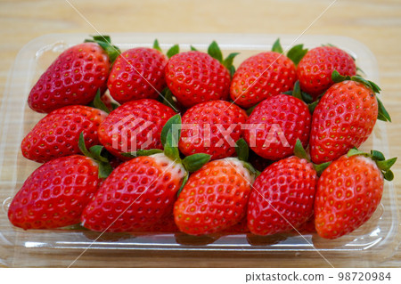 一包多個草莓 98720984