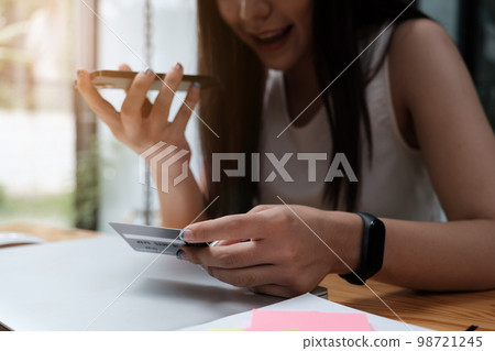For an issue, a woman is speaking with a credit card contact center. 98721245