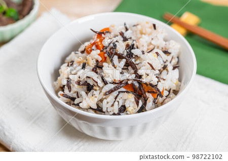 Hijiki rice with multigrain rice 98722102