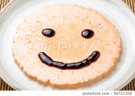 蝦米餅乾安排。用醬汁畫出的笑容。 98722108