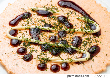 蝦米餅乾安排。帶有醬汁、蛋黃醬和紫菜的御好燒風格。 98722112