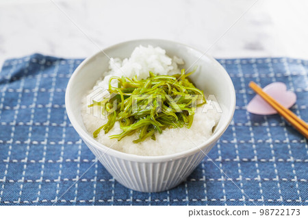 Mekabu tororo rice bowl 98722173