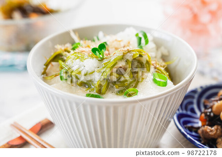 Mekabu tororo rice bowl 98722178