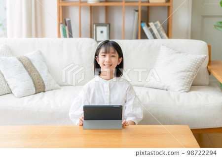 tablet living girl 98722294