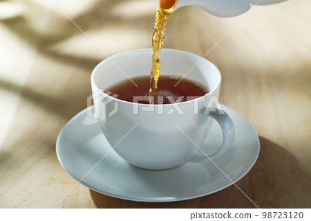 在清新的陽光下倒一杯茶 98723120