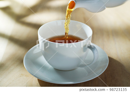 在清新的陽光下倒一杯茶 在清新的陽光下倒一杯茶 98723135