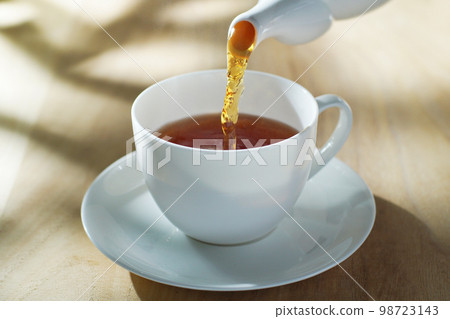 Pour a cup of tea in the refreshing sunshine Pour a cup of tea in the refreshing sunshine 98723143