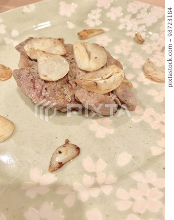Steak meat and garlic on a plate photo material 98723184
