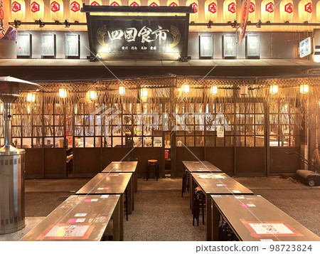 No customers in Shibuya Yokocho in winter 98723824