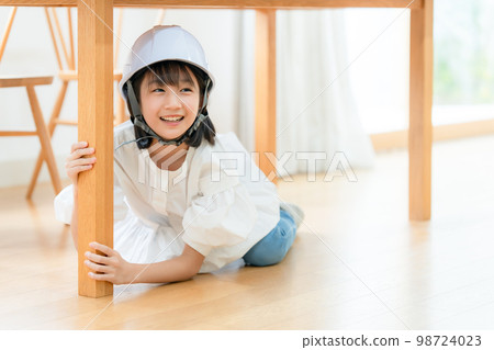 Earthquake girl evacuation Earthquake girl evacuation 98724023