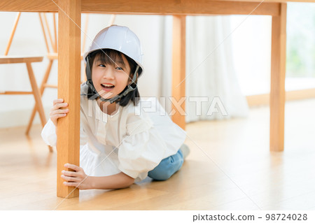 Earthquake girl evacuation 98724028