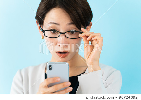 使用智能手機的年輕女性商業形象 使用智能手機的年輕女性商業形象 98724092