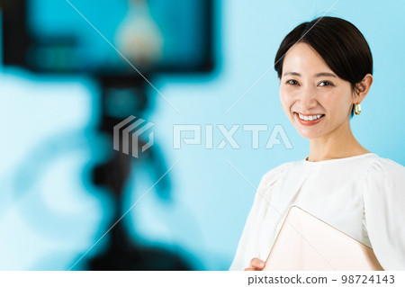 一名年輕女子正在被相機拍攝。 一名年輕女子正在被相機拍攝。 98724143