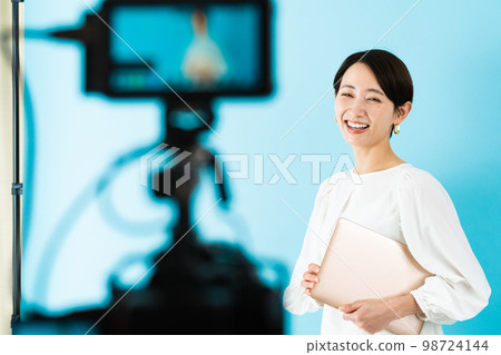 一名年輕女子正在被相機拍攝。 一名年輕女子正在被相機拍攝。 98724144