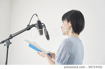 配音的配音演員女人 98724582