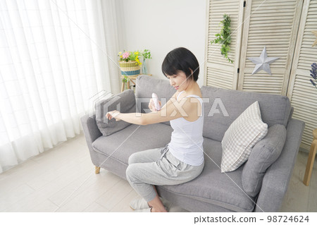 在家做手臂自我脫毛的女人 在家做手臂自我脫毛的女人 98724624