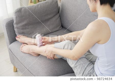 女人在家裡自己腿上脫毛 女人在家裡自己腿上脫毛 98724634
