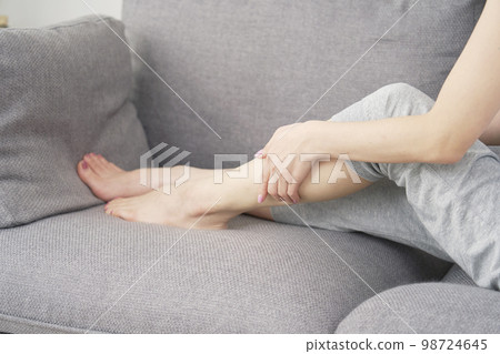 A woman who takes care of her feet at home No face A woman who takes care of her feet at home No face 98724645