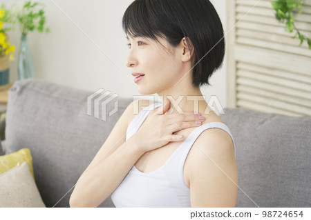 在家做胸部按摩的婦女 98724654