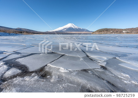 冬天結冰的山中湖 98725259