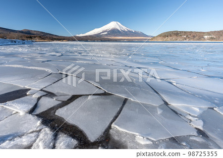 山中湖結冰的冬天 98725355