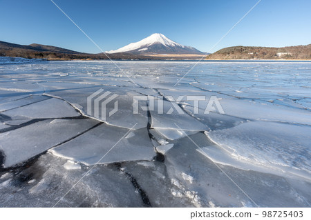 Yamanakako frozen winter 98725403