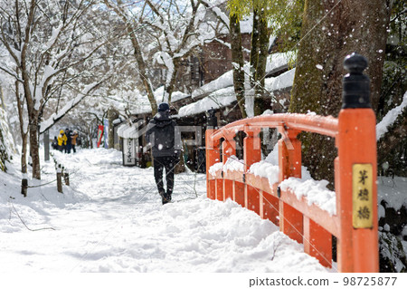 冬天下著大雪的一天，帶著相機來到京都大原的中年男子。 98725877