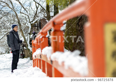 冬天下著大雪的一天，帶著相機來到京都大原的中年男子。 98725878