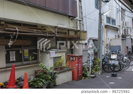 住宅區的王子白天后巷 住宅區的王子白天后巷 98725982