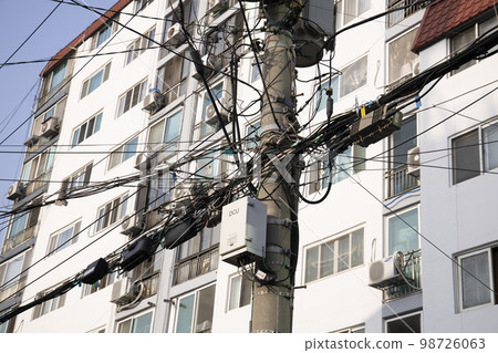 複雜安裝的電線 複雜安裝的電線 98726063