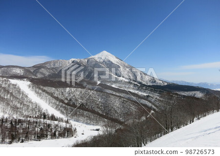 2022 年冬季福島縣萬代滑雪場的萬代山 98726573