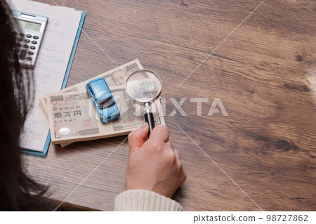 [A housewife who carefully examines the purchase of a private car] 98727862