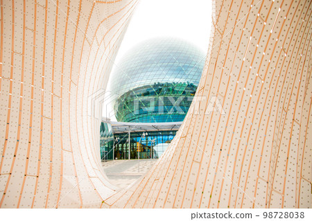 Sculpture construction Minima Maxima, Nur-Alem sphere EXPO 2017 Exhibition Area. View of museum through street installation. Sculpture construction Minima Maxima, Nur-Alem sphere EXPO 2017 Exhibition Area. View of museum through street installation. 98728038