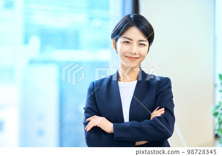 在辦公室工作的穿著西裝的微笑女商人 98728345