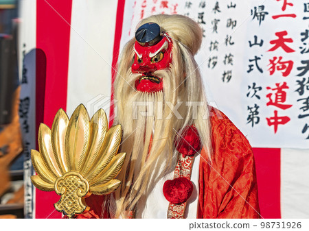 [Setagaya, Tokyo] A tengu wearing a robe at the Shimokitazawa Tengu Festival. 98731926