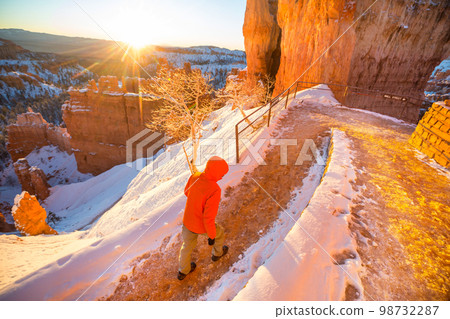 Hike in winter Bryce 98732287