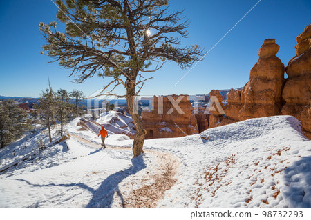 Hike in winter Bryce 98732293